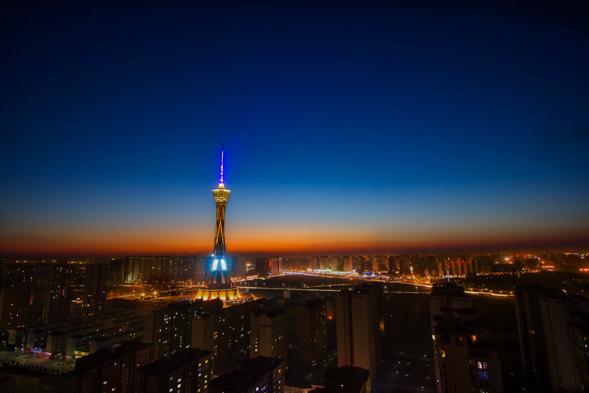 防守制胜，卡马文加锁死对手，芬兰淘汰赛过关哥伦比亚